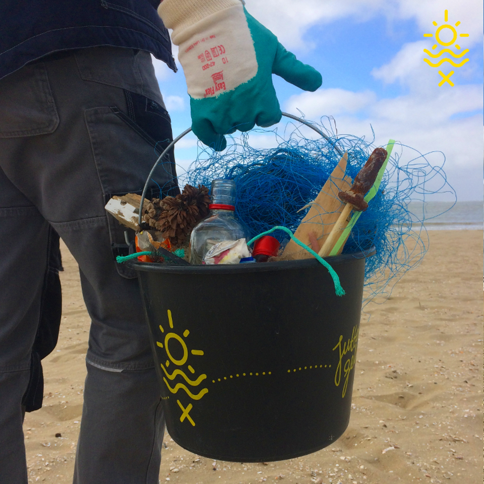 Foto van Help mee de duinen schoon te houden. Afval = grondstof! Foto van Help mee de duinen schoon te houden. Afval = grondstof!