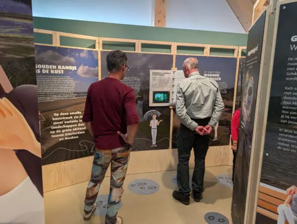 Gewoontedieren tentoonstelling Bezoekerscentrum De Kennemerduinen bezoekers bij uitleg