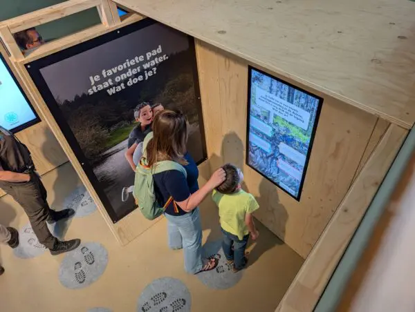 Gewoontedieren tentoonstelling Bezoekerscentrum De Kennemerduinen moeder en kind